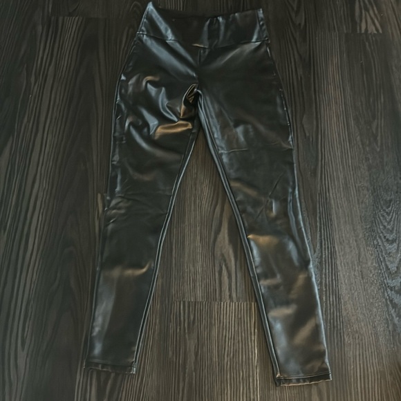 🍍GARGAE FAUX LEATHER PANTS🍍sz med - Picture 1 of 3